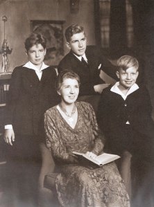 Mia, John, Ediwn, and Roger Munger, circa 1934